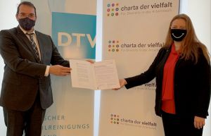 Verleihung Beitrittsurkunde 'Charta der Vielfalt'